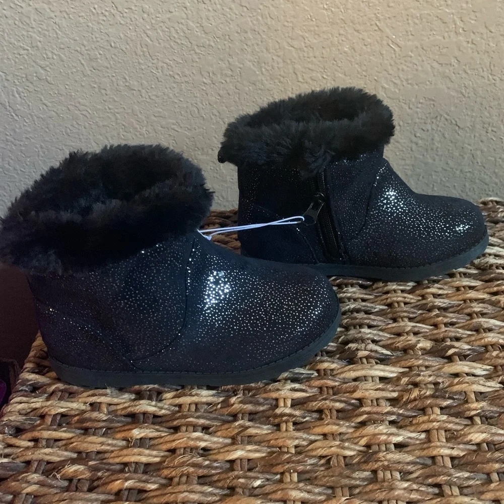 NWOT baby& toddler girl furry black silver boots baby girl Sz 6